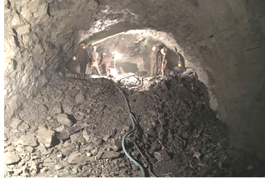 米倉(cāng)山特長(zhǎng)隧道右線斜井提前30天順利貫通