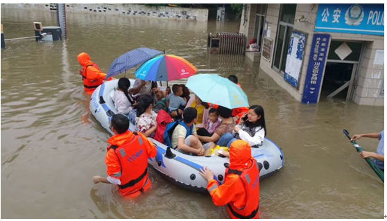 川交救援隊(duì)緊急營救家屬樓被困職工群眾