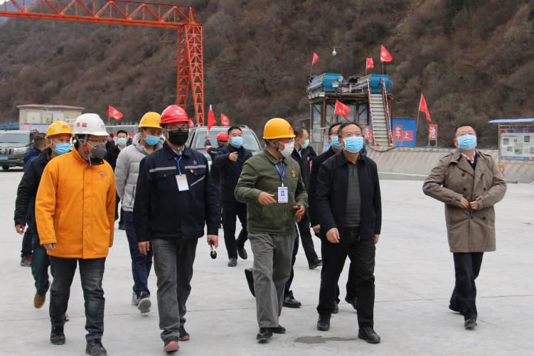 四川省副省長(zhǎng)、黨組成員楊洪波在九綿高速LJ9項(xiàng)目調(diào)研疫情防控和復(fù)工復(fù)產(chǎn)情況