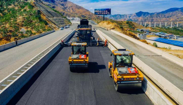 全球首次！無人駕駛壓路機成群結(jié)隊“上路”！