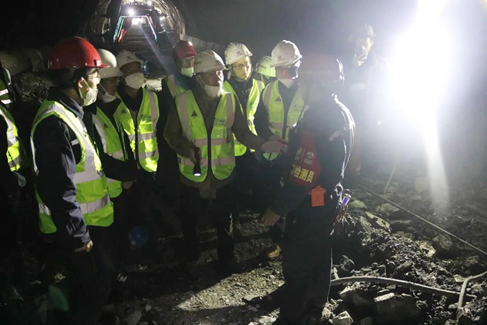 涼山州交通運(yùn)輸局黨組成員、副局長楊華俊到G348線鹽源小高山隧道工程SG標(biāo)督導(dǎo)安全工作