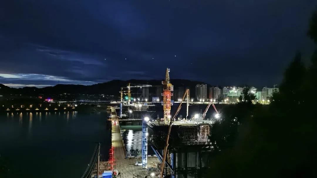 南部嘉陵江三橋主橋1#墩最后一個41米超寬超大角度斜腹板0#塊成功完成澆筑！