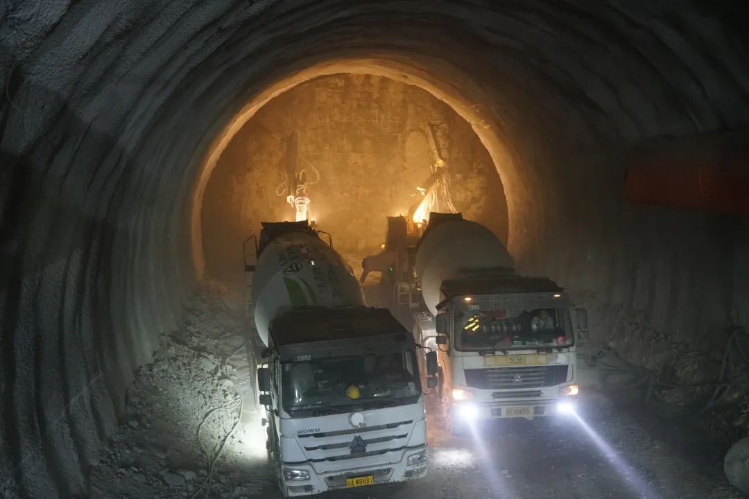 首次！寧攀高速ZCB1-7分部寧會(huì)隧道使用濕噴車雙機(jī)作業(yè)