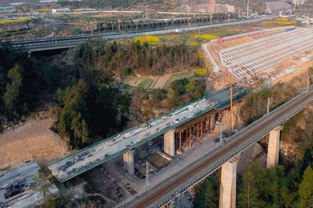 階段性進(jìn)展！漢巴南鐵路HBNZQSG-6標(biāo) 首座大橋順利貫通