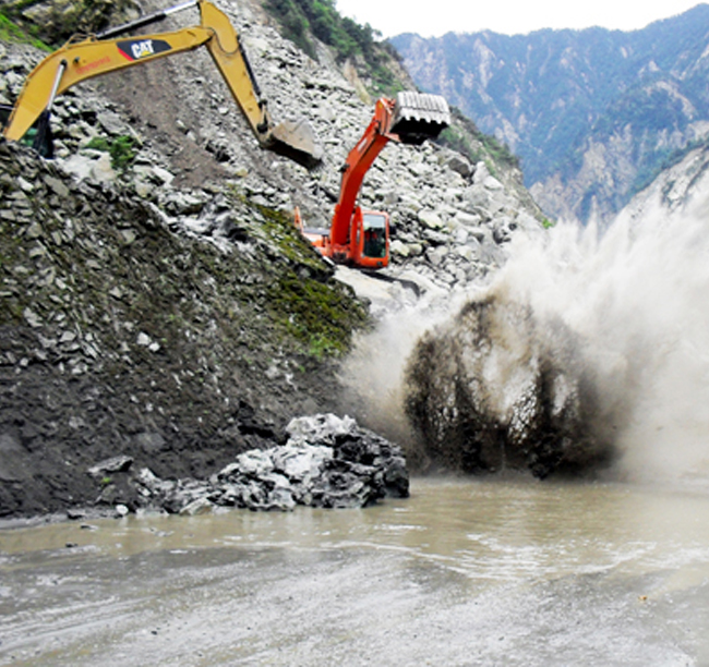 2009年，公司參與災(zāi)后重建項目映（秀）臥（龍）路被洪水沖毀路段的搶通
