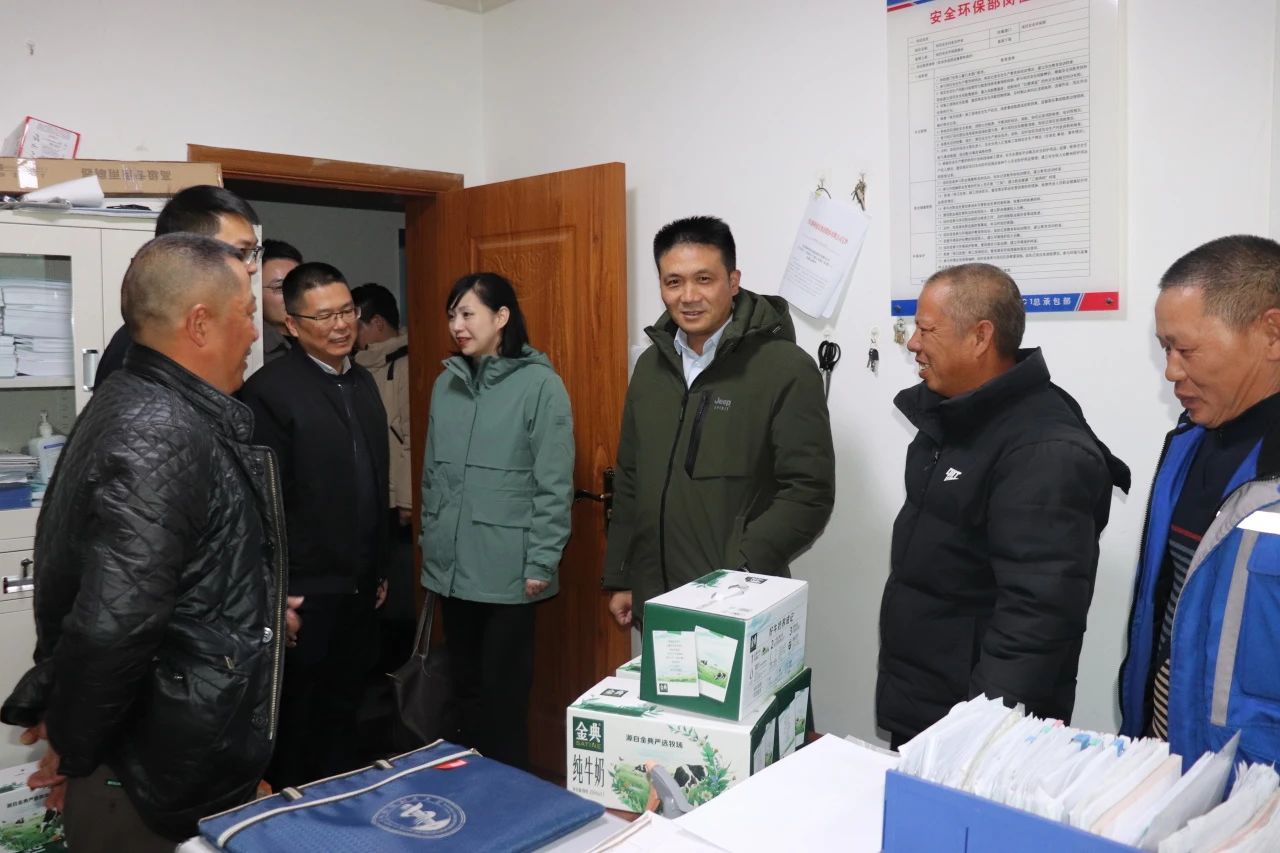 四川路橋黨委委員、董事、工會主席朱年紅赴川交公司項目一線開展“冬送溫暖”慰問活動