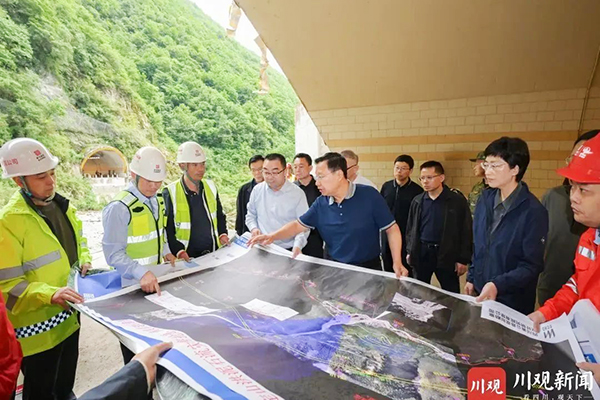 王曉暉施小琳現(xiàn)場指導(dǎo)康定姑咱“8·03”山洪泥石流災(zāi)害救援處置工作時強調(diào)：想一切辦法盡一切努力，千方百計搜救失聯(lián)人員