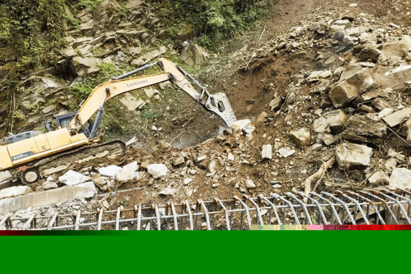 精準(zhǔn)預(yù)判與緊急避險，成功化解塌方危機