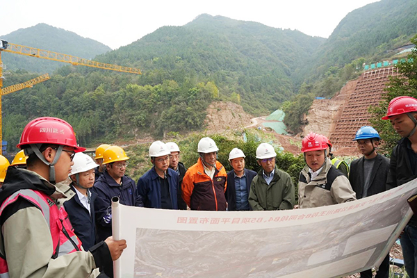 蜀道集團(tuán)首席專家李永林到鎮(zhèn)廣高速川王段B4、B5項(xiàng)目開展鎮(zhèn)廣高速危大工程專題調(diào)研