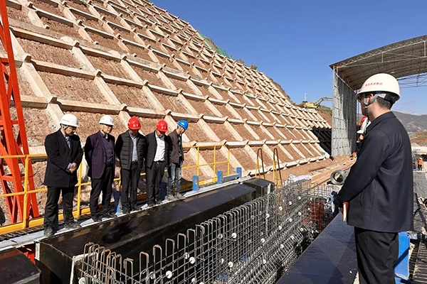 蜀道高速集團(tuán)黨委委員、副總經(jīng)理鄭偉赴會(huì)祿高速ZCB1-1項(xiàng)目山區(qū)智慧梁場(chǎng)調(diào)研指導(dǎo)工作