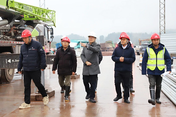 川交公司黨委副書(shū)記、職工董事、工會(huì)主席張成松深入大墊高速TJ3標(biāo)檢查指導(dǎo)工作