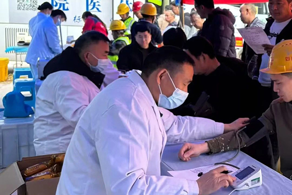 鹽亭經開區(qū)項目“上門體檢”暖一線，為產業(yè)工人健康“保駕護航”