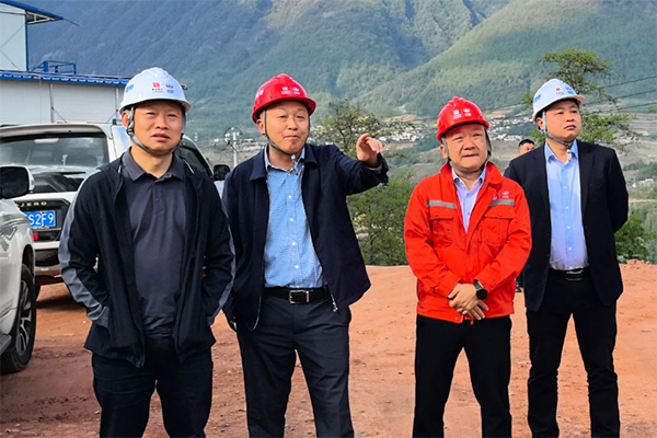 川交公司黨委副書記、董事、總經(jīng)理魯正偉深入西寧高速公路ZCB2總承包項(xiàng)目檢查指導(dǎo)工作