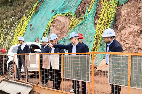 川交公司黨委書記、董事長杜江林一行深入西寧高速公路項(xiàng)目、會祿高速項(xiàng)目開展“五一”節(jié)前安全專項(xiàng)檢查
