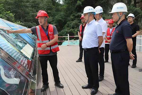 川交公司黨委書記、董事長杜江林赴鎮(zhèn)廣高速B4、B5項(xiàng)目檢查指導(dǎo)工作