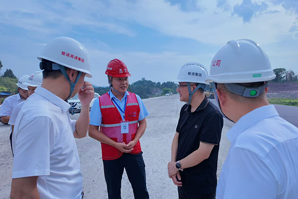蜀道集團(tuán)副總經(jīng)理蔣永林赴鎮(zhèn)廣高速CLM1項目調(diào)研督導(dǎo)工作