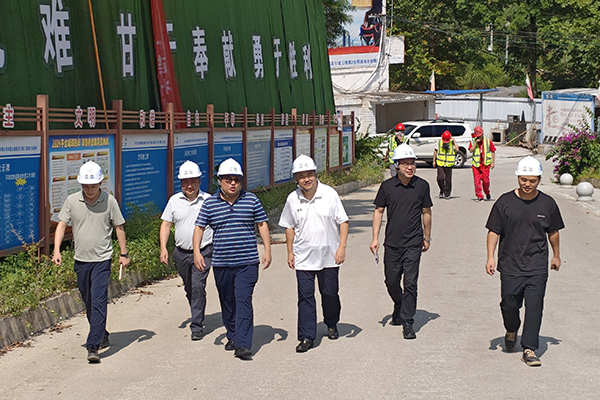 四川路橋副總經(jīng)理聶東到華鎣山隧道項目檢查工作